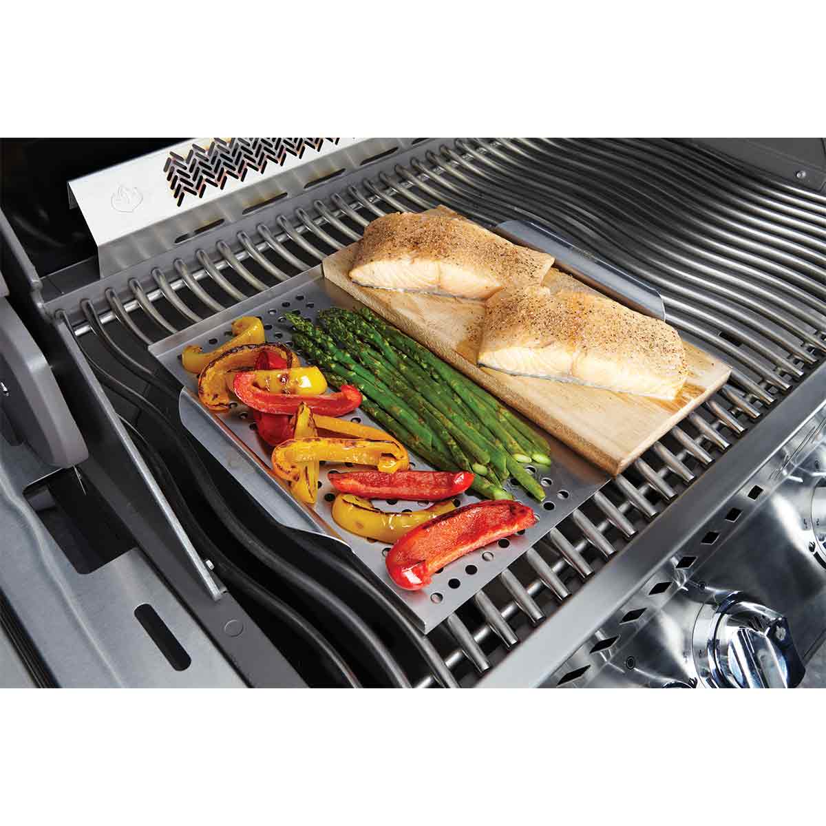 Napoleon Multifunktionaler Grill Topper Mit Zedernholz Räucherbrett Napoleon Multifunktionaler Grill Topper Mit Zedernholz Räucherbrett