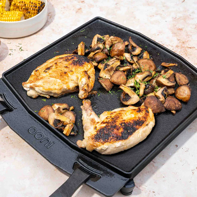 Ooni Dual-Sided Grizzler Plate – Doppelseitige Gusseisen-Grillplatte für Pizzaöfen