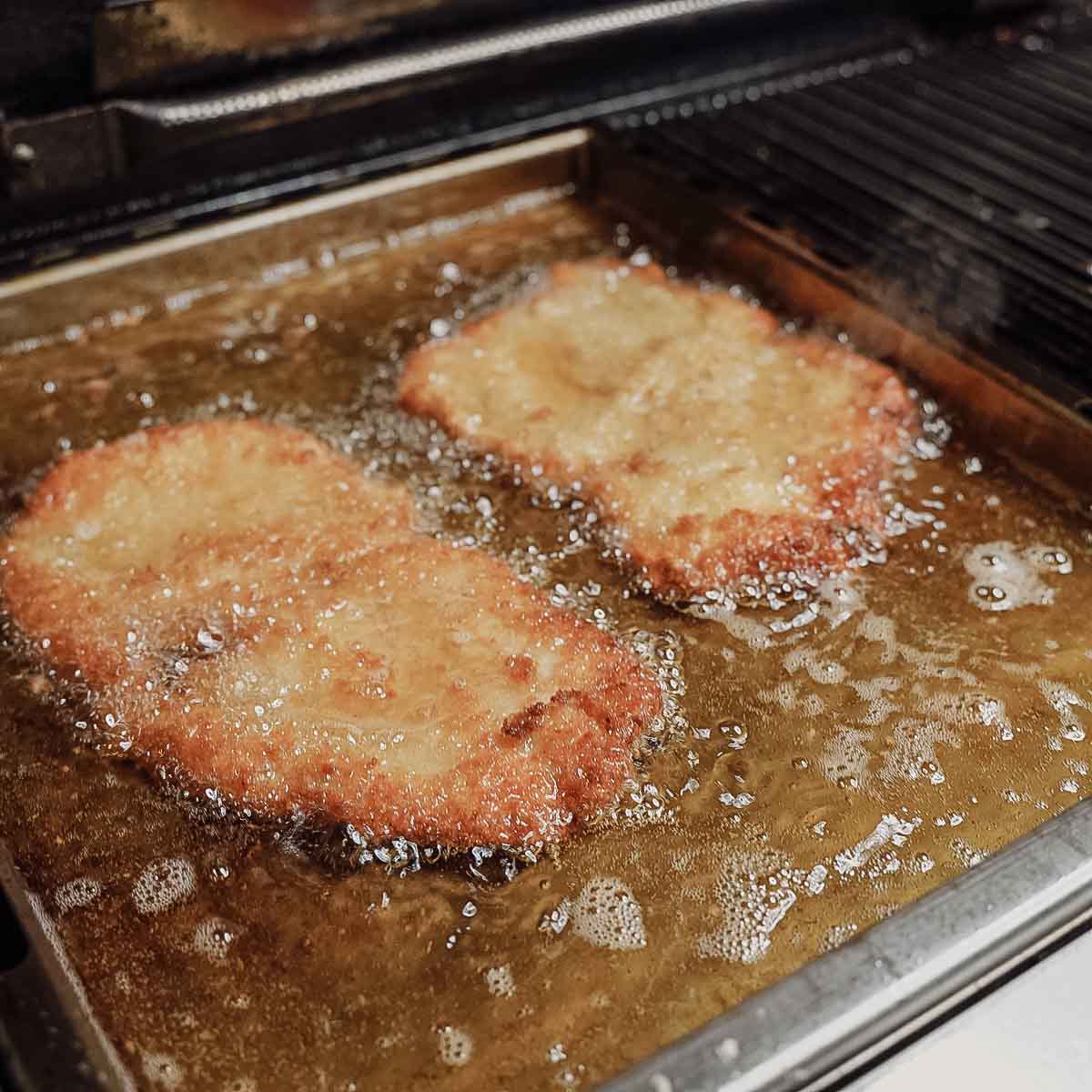 Broil King Baron 490 Komplettset inkl. Drehspieß | Einsatzpfanne | Abdeckhaube | Drehspießkorb