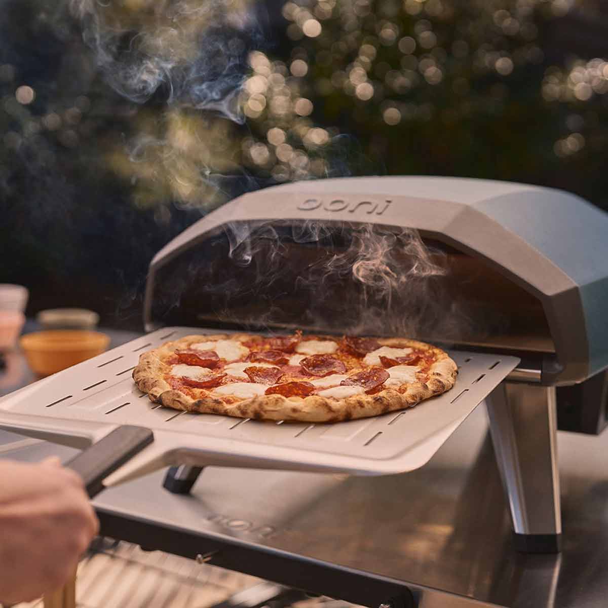 Ooni Koda 2 Gas Pizzaofen, Pizza wird eingeschoben