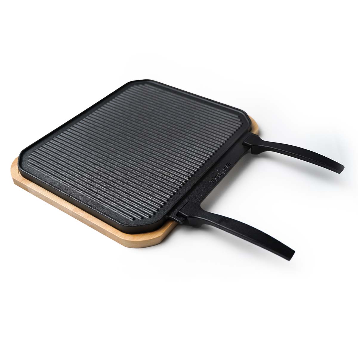 S Wende-Gussplatte mit Holzuntersetzer und abnehmbaren Griffen 40 cm x 32,25 cm x 1,9 cm S Wende-Gussplatte mit Holzuntersetzer und abnehmbaren Griffen 40 cm x 32,25 cm x 1,9 cm