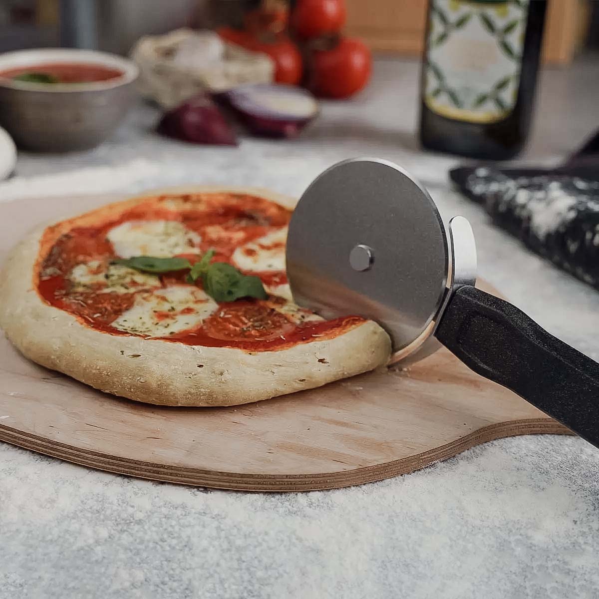 SANTOS Edelstahl Pizzaschneider - 27x2x10cm - Pizzaroller, Pizzamesser,  Pizza-Cutter - ergonomischem Griff - sicheres & verletzungsfreies schneiden