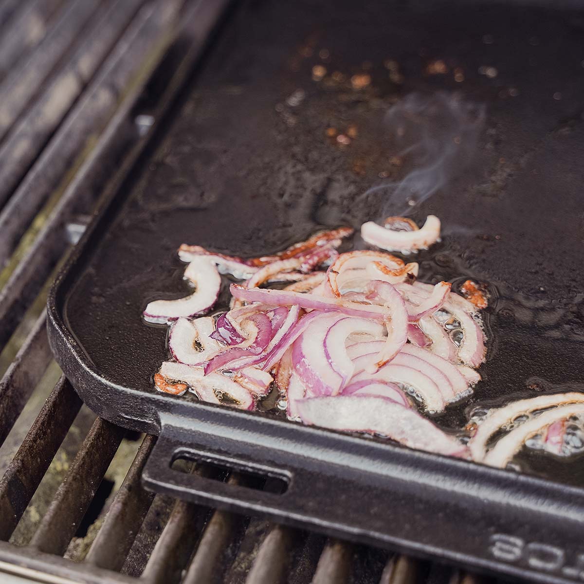 S Wende-Gussplatte mit Holzuntersetzer und abnehmbaren Griffen 40 cm x 32,25 cm x 1,9 cm S Wende-Gussplatte mit Holzuntersetzer und abnehmbaren Griffen 40 cm x 32,25 cm x 1,9 cm