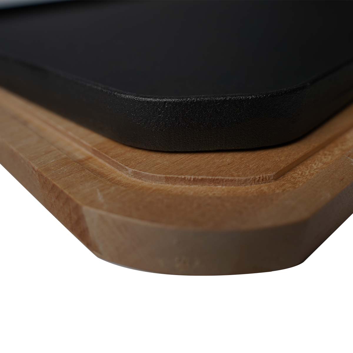 S Wende-Gussplatte mit Holzuntersetzer und abnehmbaren Griffen 40 cm x 32,25 cm x 1,9 cm S Wende-Gussplatte mit Holzuntersetzer und abnehmbaren Griffen 40 cm x 32,25 cm x 1,9 cm