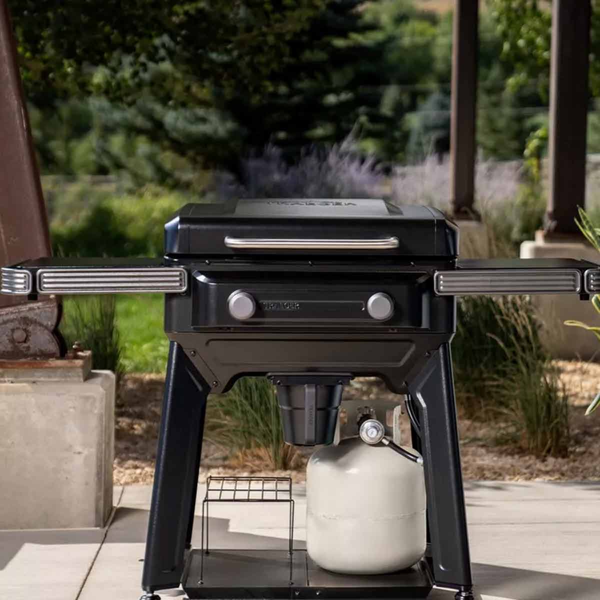 Traeger Flatrock 2 Zonen Plancha Gasgrill mit geschlossenem Deckel