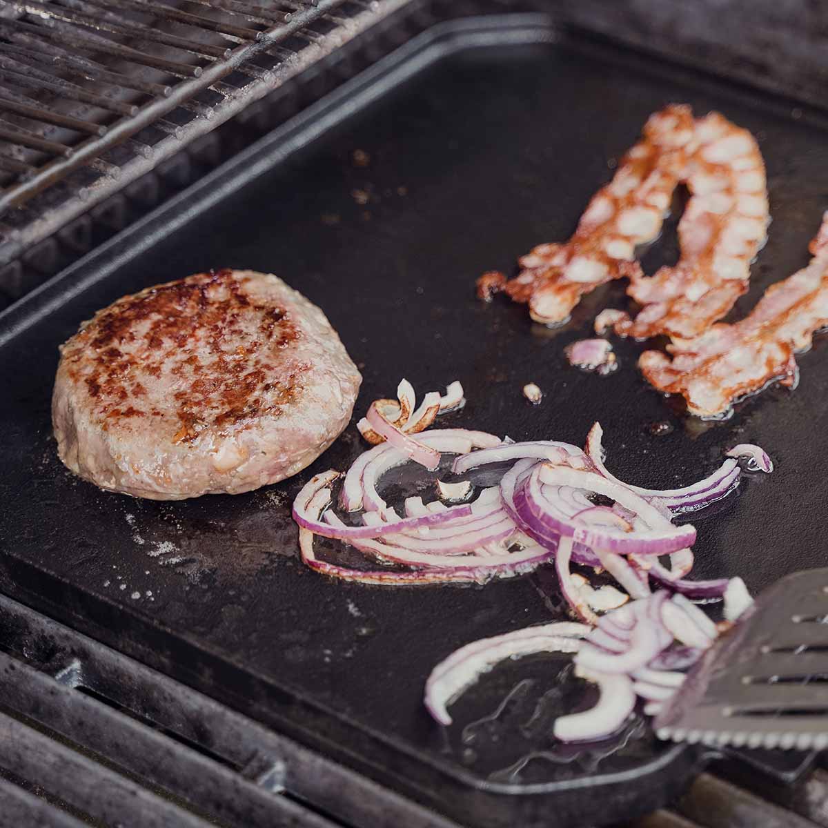 S Wende-Gussplatte mit Holzuntersetzer und abnehmbaren Griffen 40 cm x 32,25 cm x 1,9 cm S Wende-Gussplatte mit Holzuntersetzer und abnehmbaren Griffen 40 cm x 32,25 cm x 1,9 cm