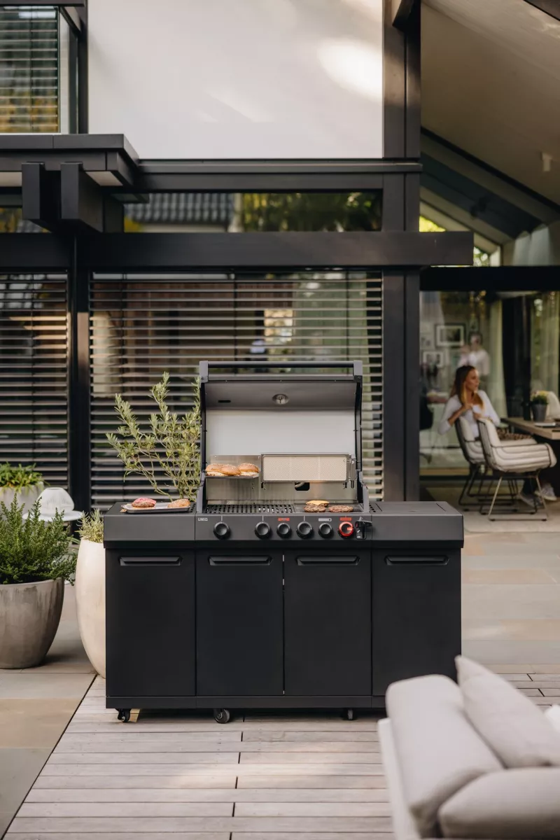 Enders UNIQ® 4 IK KITCHEN CRUSTER® SHADOW – Die Premium-Außenküche für anspruchsvolle Grillfans