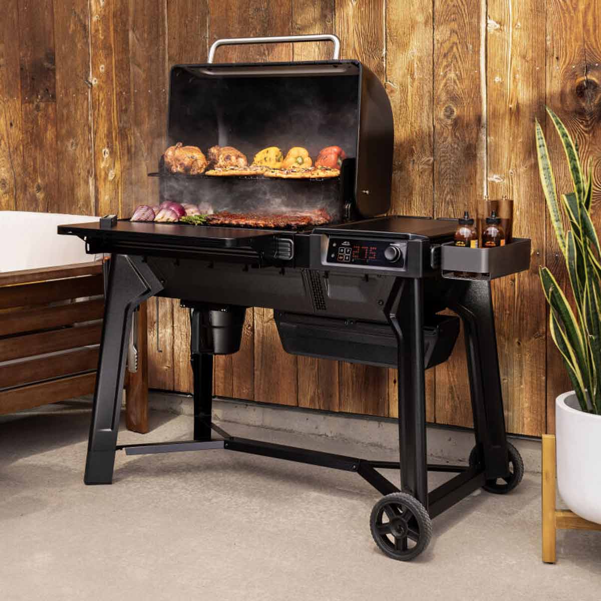 Traeger Pelletgrill Woodridge mit optional erhältlichem P.A.L. Zubehör