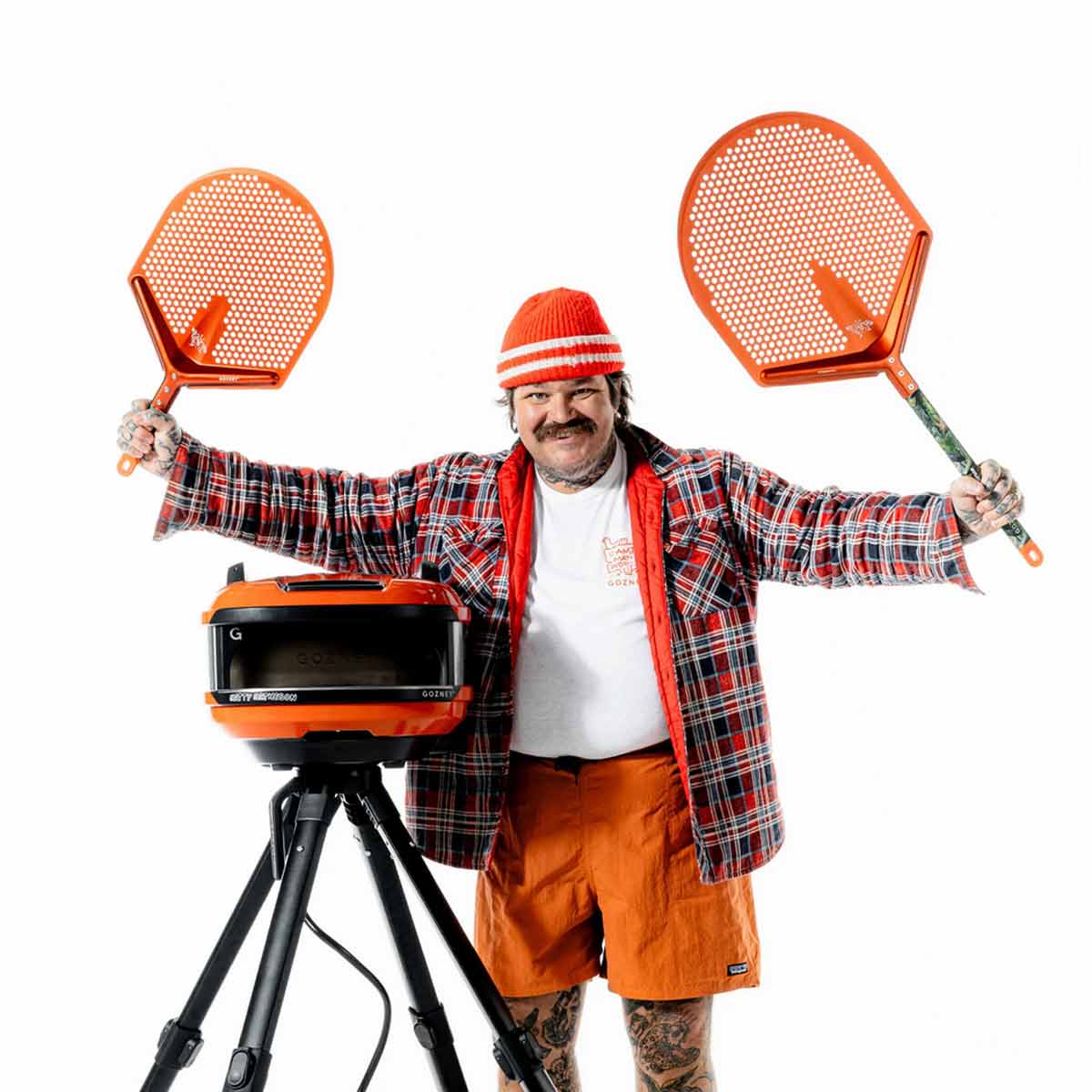 Matty Matheson mit Gozney Venture Pizzaschieber und Gozney Pro Pizzaschieber Matty Matheson mit Gozney Venture Pizzaschieber und Gozney Pro Pizzaschieber