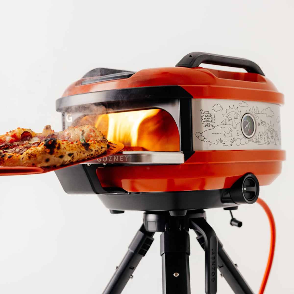 Gozney Tread Pizzaofen in der Matty Matheson Edition, Pizza auf Pizzaschaufel Gozney Tread Pizzaofen in der Matty Matheson Edition, Pizza auf Pizzaschaufel