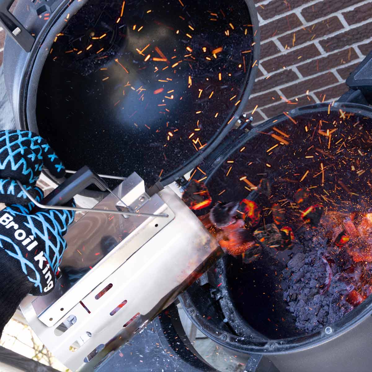 Broil King Anzündkamin: Glühende Kohlen werden in den Grill geschüttet