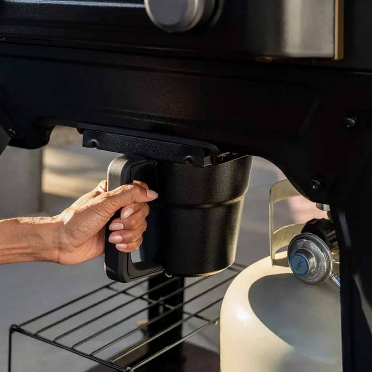 Leicht entnehmbarer EZ-Clean Fett- & Aschebehälter für einfache Reinigung