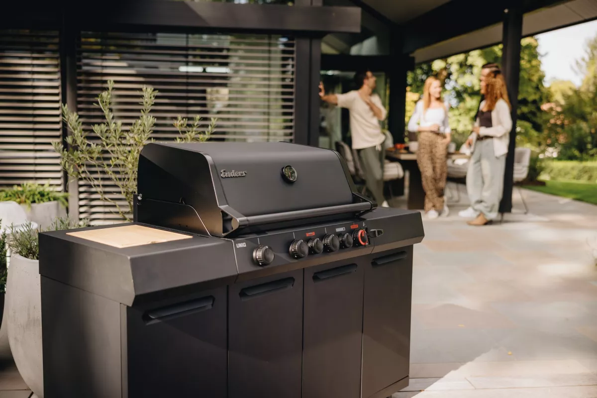 Enders UNIQ® 4 IK KITCHEN CRUSTER® SHADOW – Die Premium-Außenküche für anspruchsvolle Grillfans