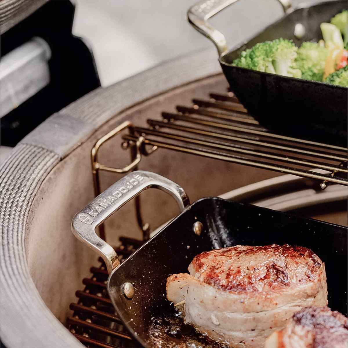 Kamado Joe Halbmond-Pfannenset aus Karbonstahl Kamado Joe Halbmond-Pfannenset aus Karbonstahl