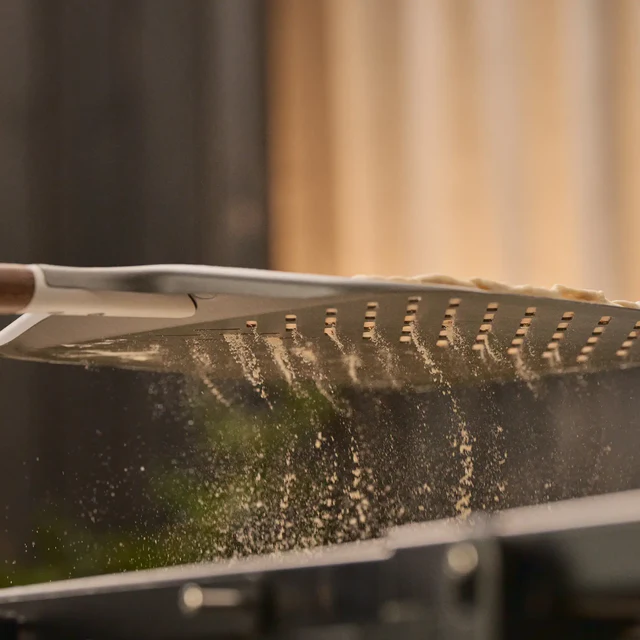 Ooni Signature Pizzaschieber perforiert – Präzision und Premiumqualität für perfekte Pizza