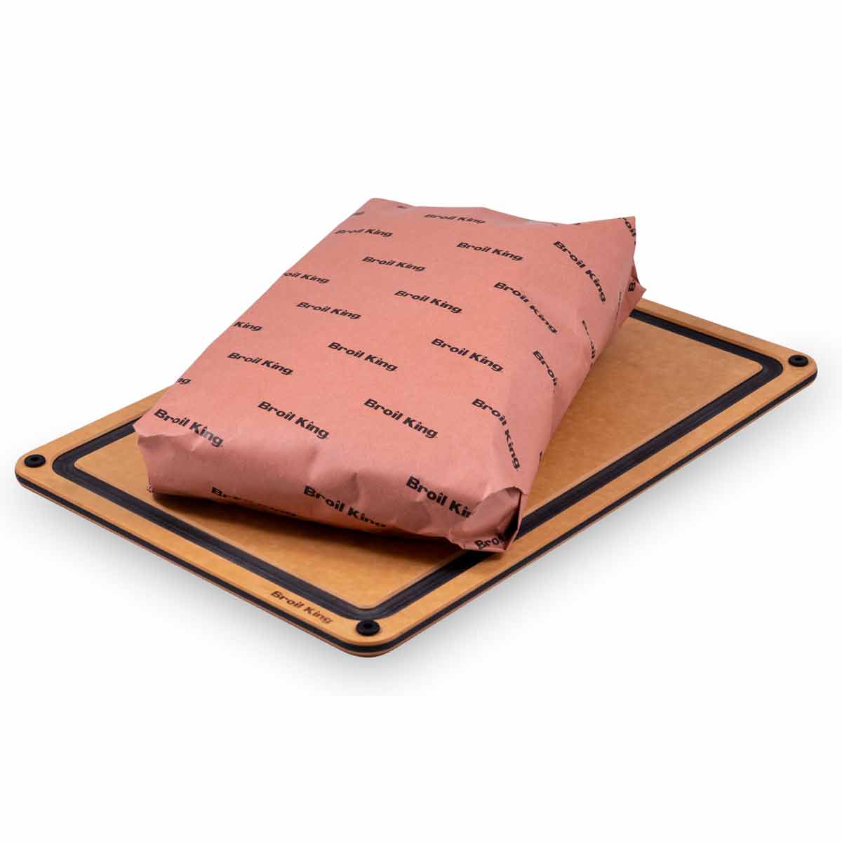 In Broil King Butcher Paper gepacktes Grillgut auf Schneidebrett