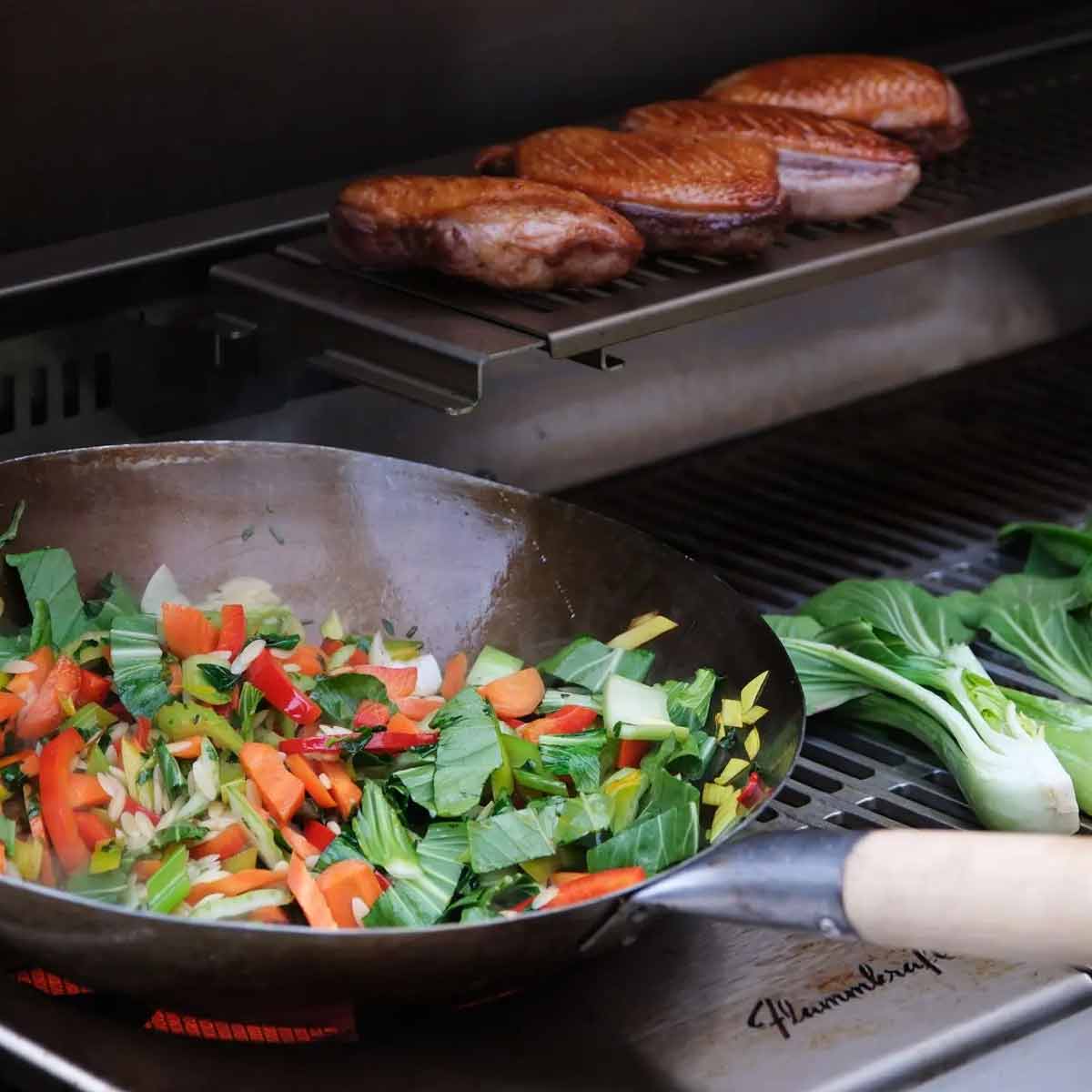 Flammkraft Wok Set im Einsatz mit Pfannengemüse