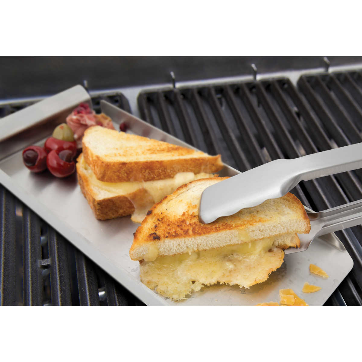 Broil King Grillzange Baron in Anwendung Broil King Grillzange Baron in Anwendung