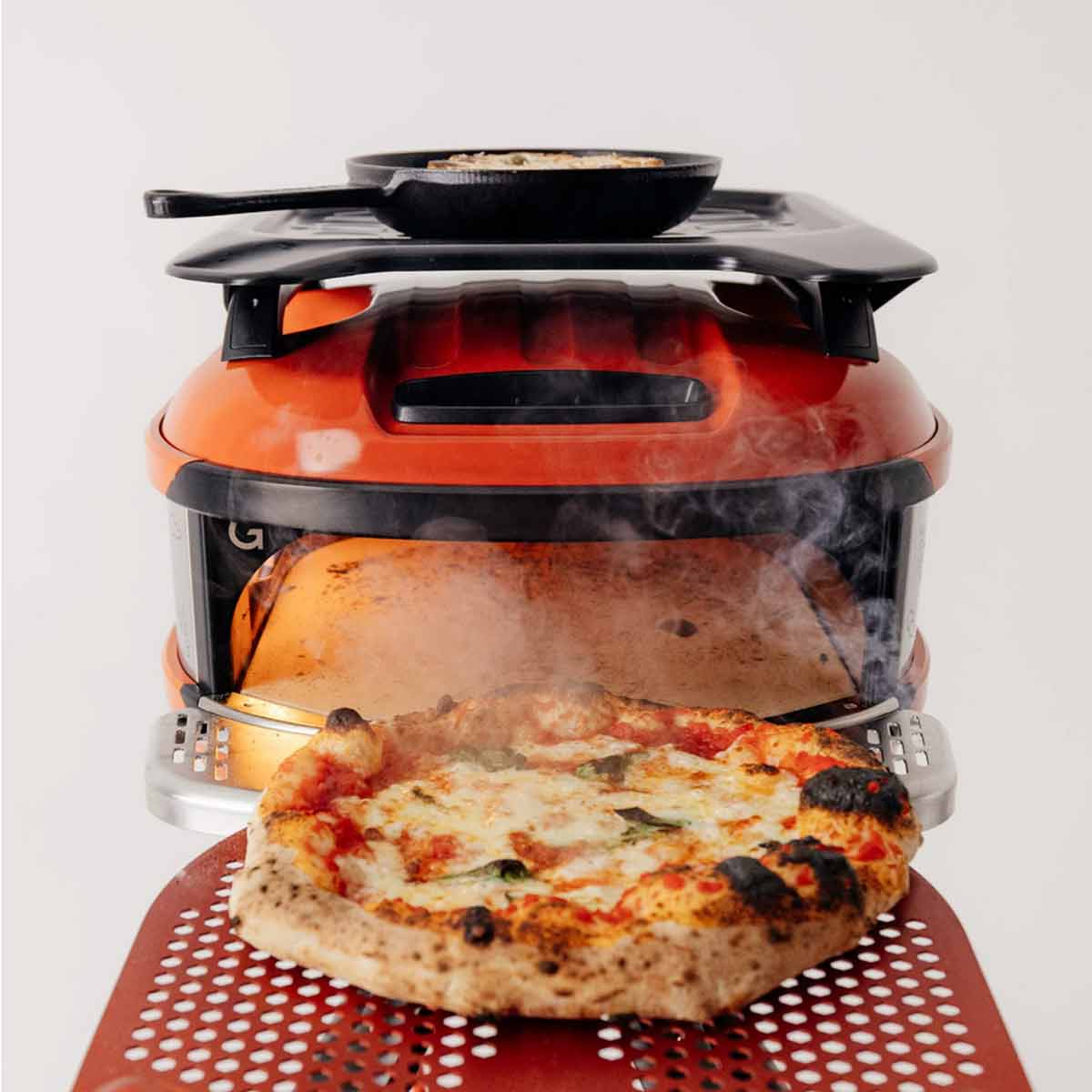 Gozney Pro Pizzaschieber 14" mit Pizza vor Tread Pizzaofen in der Matty Matheson Edition