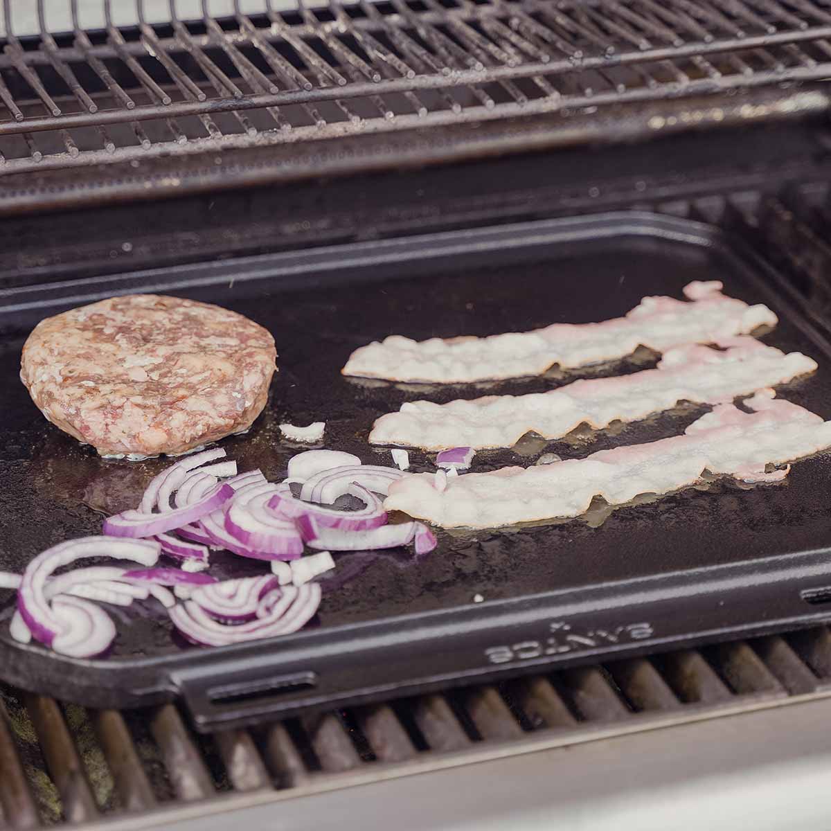 S Wende-Gussplatte mit Holzuntersetzer und abnehmbaren Griffen 40 cm x 32,25 cm x 1,9 cm S Wende-Gussplatte mit Holzuntersetzer und abnehmbaren Griffen 40 cm x 32,25 cm x 1,9 cm