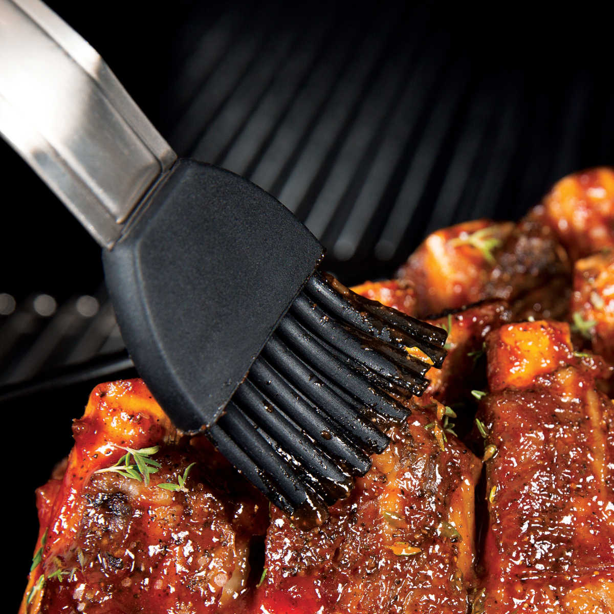 Broil King Silikonpinsel Imperial in Anwendung Broil King Silikonpinsel Imperial in Anwendung