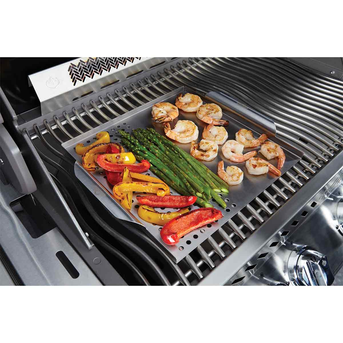 Napoleon Multifunktionaler Grill Topper Mit Zedernholz Räucherbrett Napoleon Multifunktionaler Grill Topper Mit Zedernholz Räucherbrett