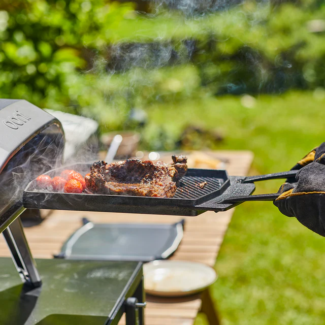 Ooni Dual-Sided Grizzler Plate – Doppelseitige Gusseisen-Grillplatte für Pizzaöfen