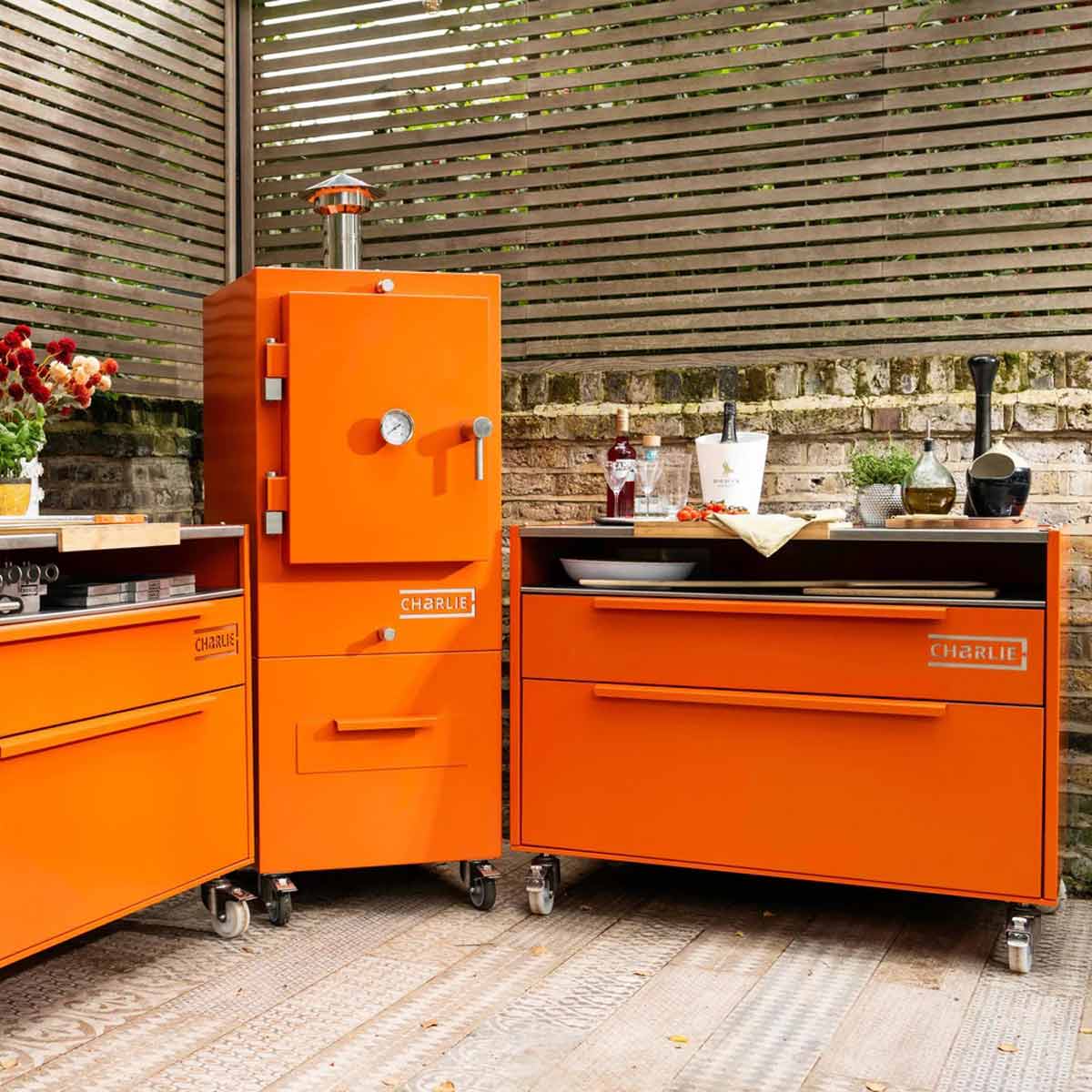 Charlie Oven Beistellwagen, kombiniert mit Charlie Holzkohleofen