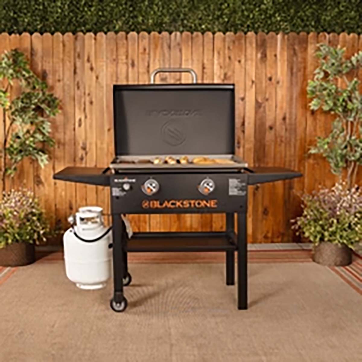 Blackstone Plancha Grill 28" Griddle mit Haube