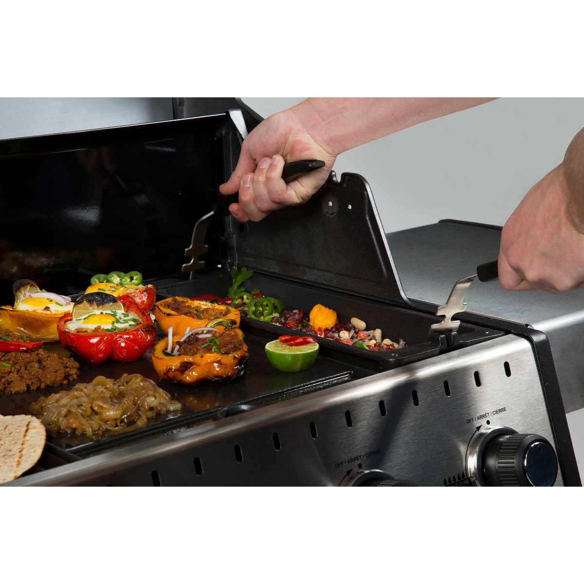 Broil King Gusseiserner Wokeinsatz für Baron, Crown & Sovereign Serie in Anwendung Broil King Gusseiserner Wokeinsatz für Baron, Crown & Sovereign Serie in Anwendung