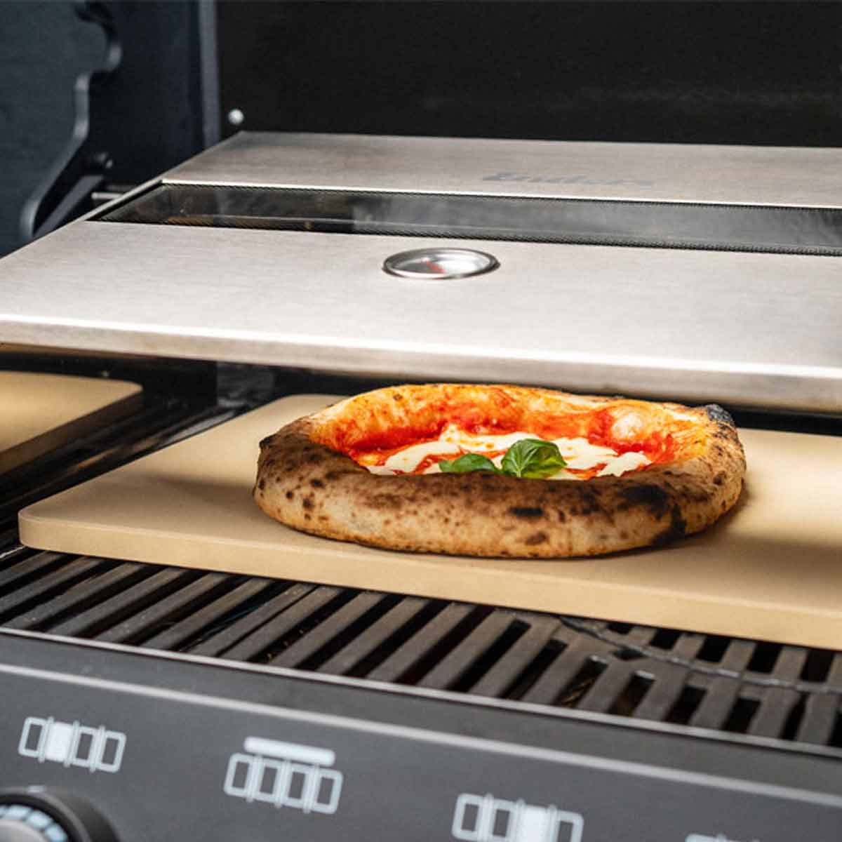 Enders Pizzacover mit Pizzastein, mit Pizza im Gasgrill