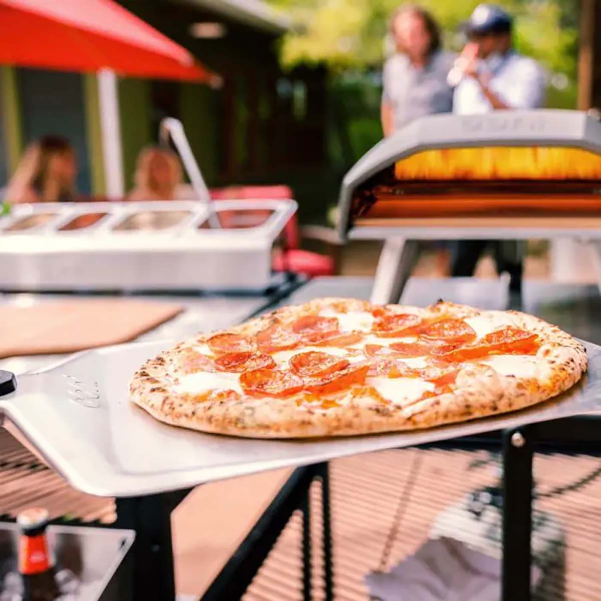 Ooni Pizzaschieber 14" aus Aluminium, Pizza auf der Schaufel