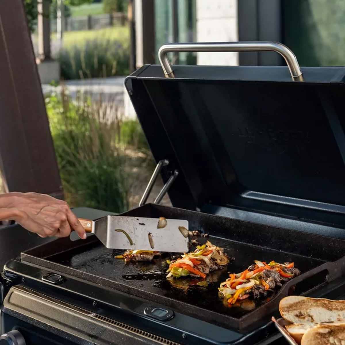 Traeger Flatrock 2: Einfaches Wenden von Fleisch und Gemüse mit einem Grillspachtel