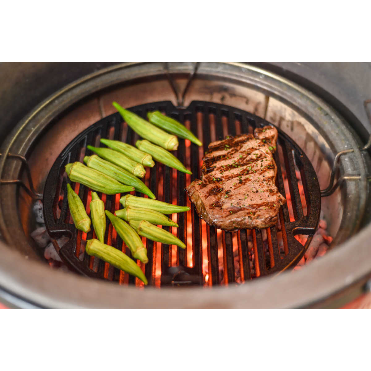 Kamado Joe Sear Plate für Joe Junior mit Food Kamado Joe Sear Plate für Joe Junior mit Food