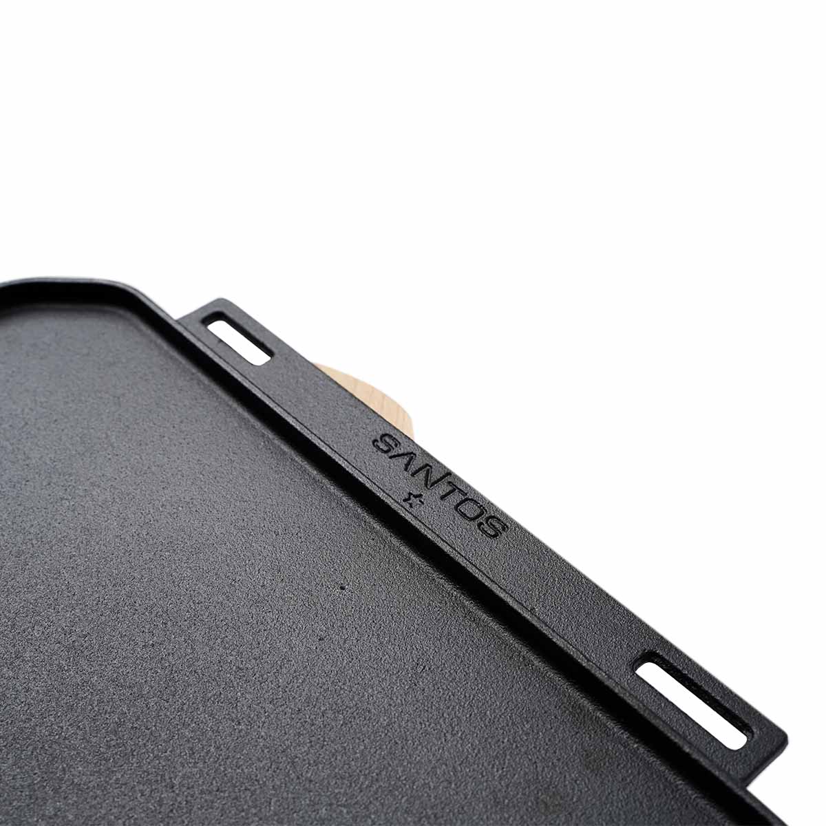 S Wende-Gussplatte mit Holzuntersetzer und abnehmbaren Griffen 40 cm x 32,25 cm x 1,9 cm S Wende-Gussplatte mit Holzuntersetzer und abnehmbaren Griffen 40 cm x 32,25 cm x 1,9 cm