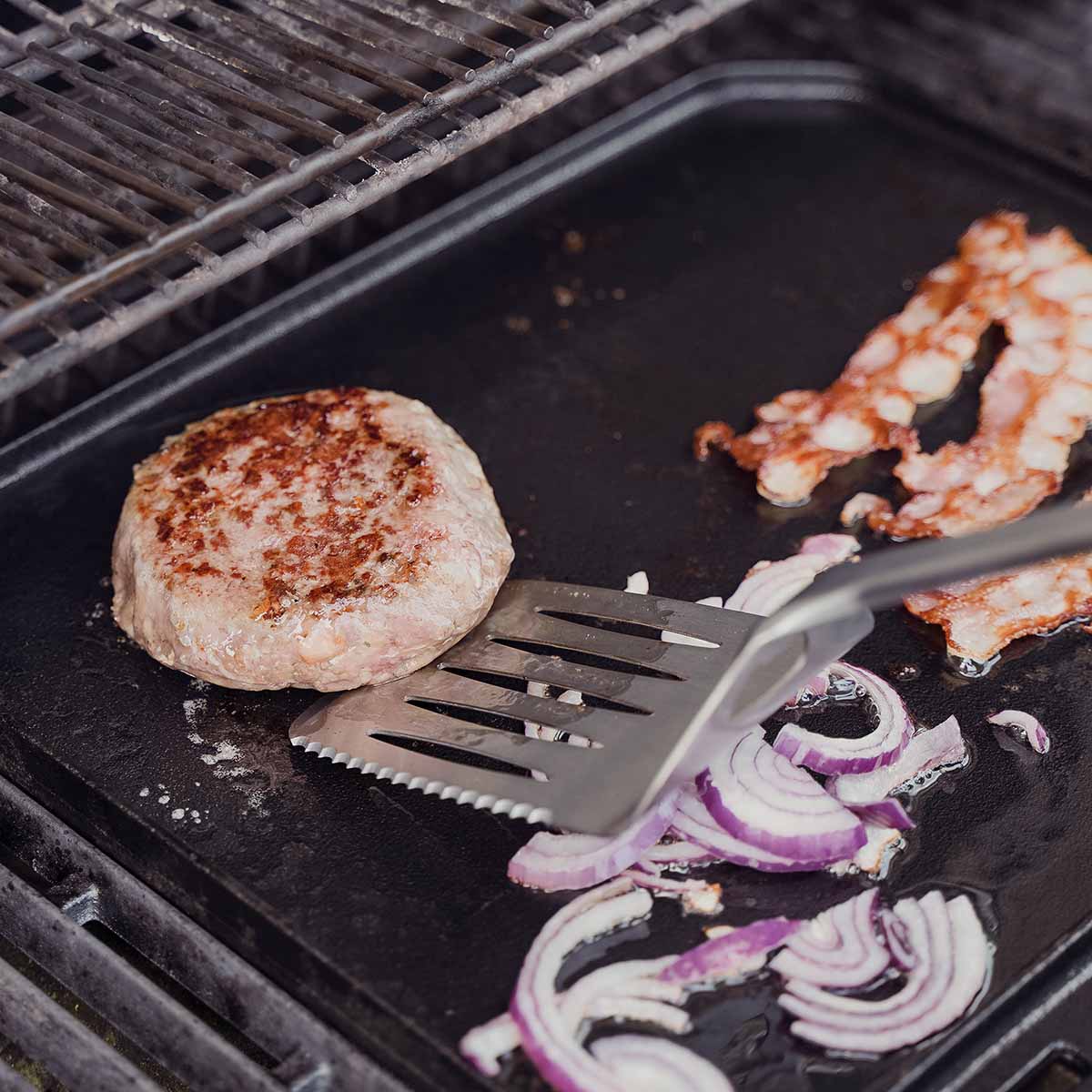 S Wende-Gussplatte mit Holzuntersetzer und abnehmbaren Griffen 40 cm x 32,25 cm x 1,9 cm S Wende-Gussplatte mit Holzuntersetzer und abnehmbaren Griffen 40 cm x 32,25 cm x 1,9 cm